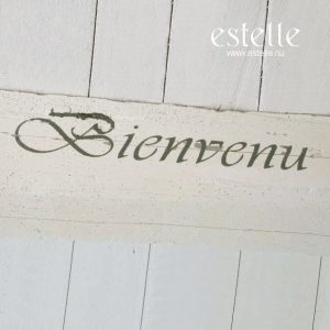 Schablon ‘Bienvenu’ i lantlig stil