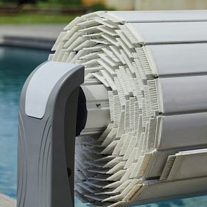 Ovanpåliggande lamelltäcke styrs via smartphone 3×6 m